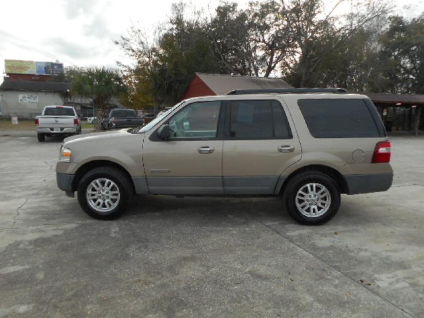 2007 GRAY FORD EXPEDITION XLT (1FMFU15517L) , located at 10405 Abercorn Street, Savannah, GA, 31419, (912) 921-8965, 31.988262, -81.131760 - Photo#2